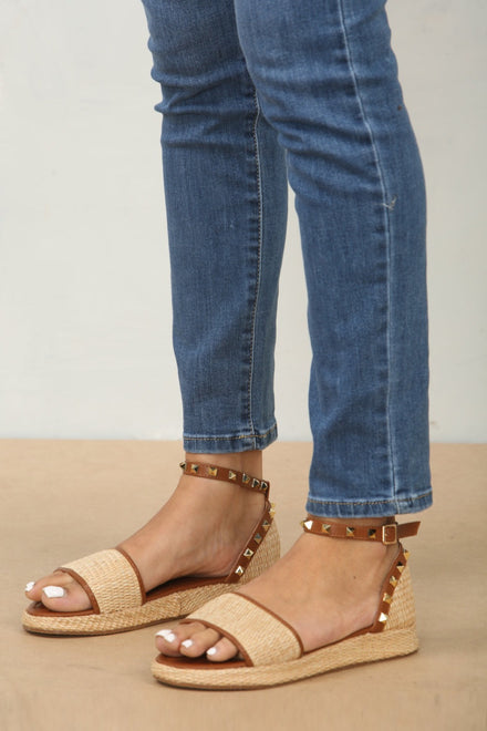 STUDDED RAFFIA CLOSED BACK ANKLE STRAP SANDALS IN TAN