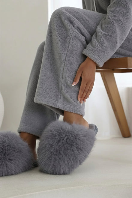 GREY EXTREME OVERSIZED FAUX FUR FLUFFY SLIPPERS (12 PAIRS)