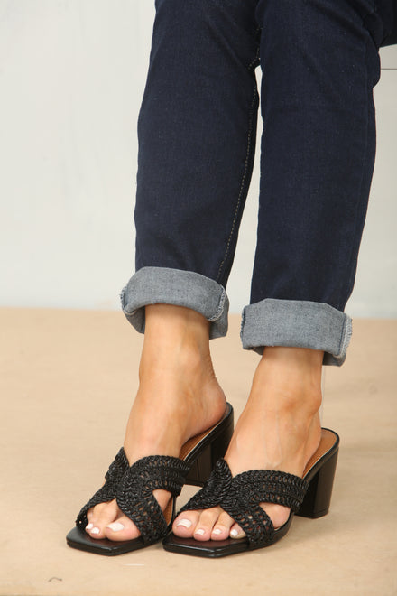 KNITTED BLOCK HEEL MULES IN BLACK