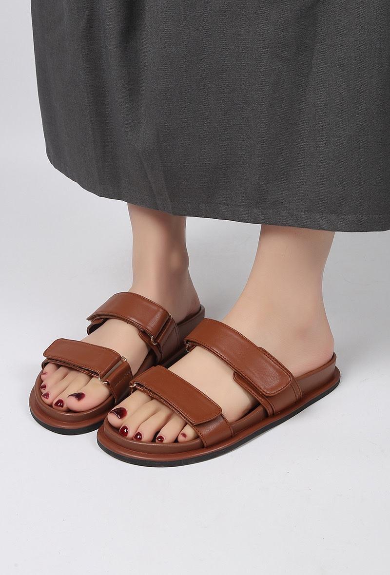 DOUBLE STRAP FLAT SLIDER SANDALS IN CAMEL