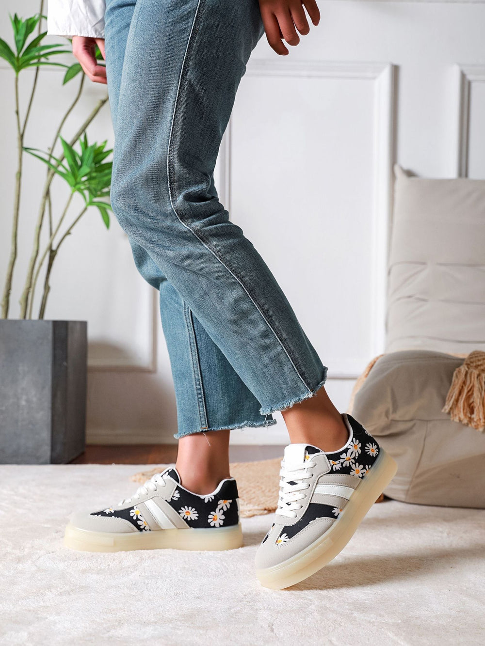 Women's Floral Daisy Print Trainers In Black