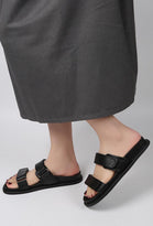 DOUBLE STRAP FLAT SLIDER SANDALS IN BLACK