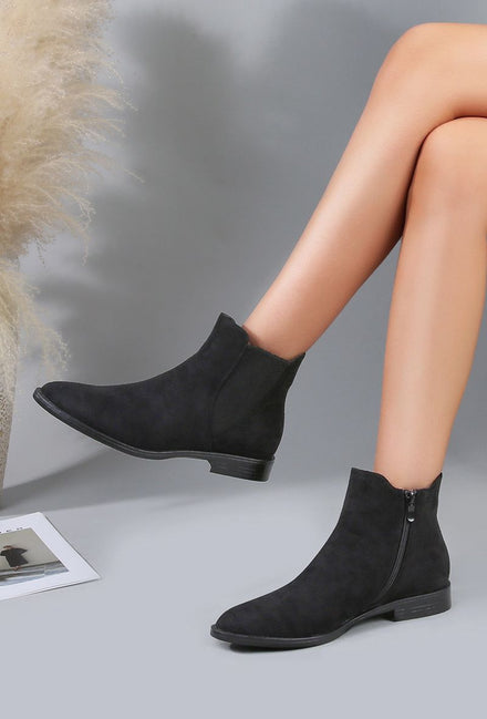 POINTED FLAT CHELSEA BOOTS IN BLACK