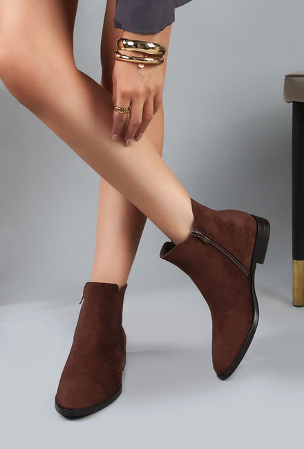 POINTED FLAT CHELSEA BOOTS IN BROWN