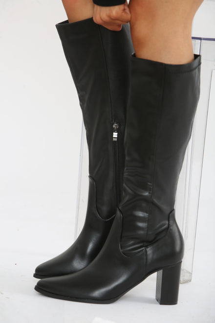 BLACK KNEE HIGH HEELED BOOT
