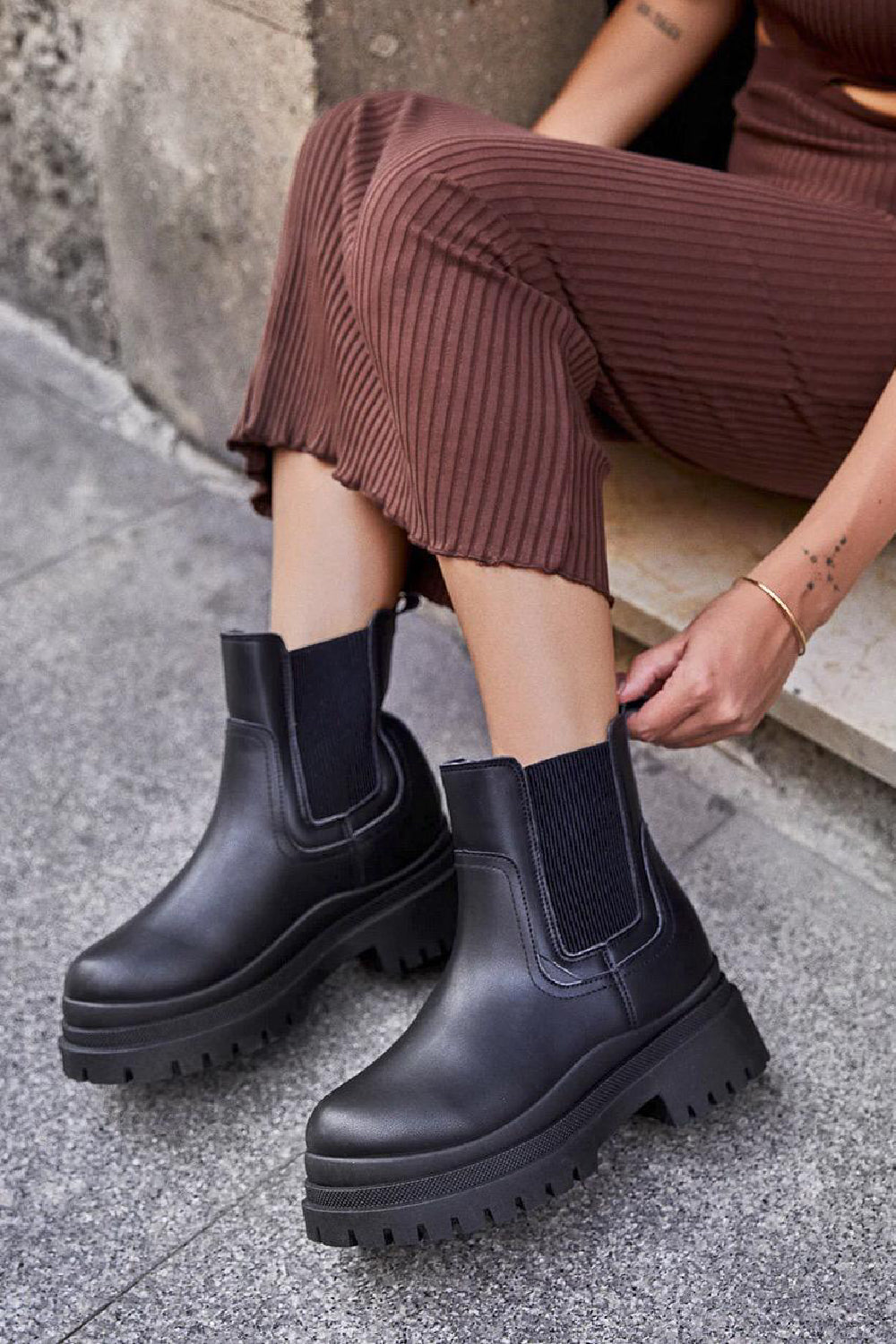 BLACK CHUNKY PLATFORM CHELSEA ANKLE BOOTS