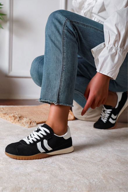 Black Retro Low‑Top Trainers With Gum Sole