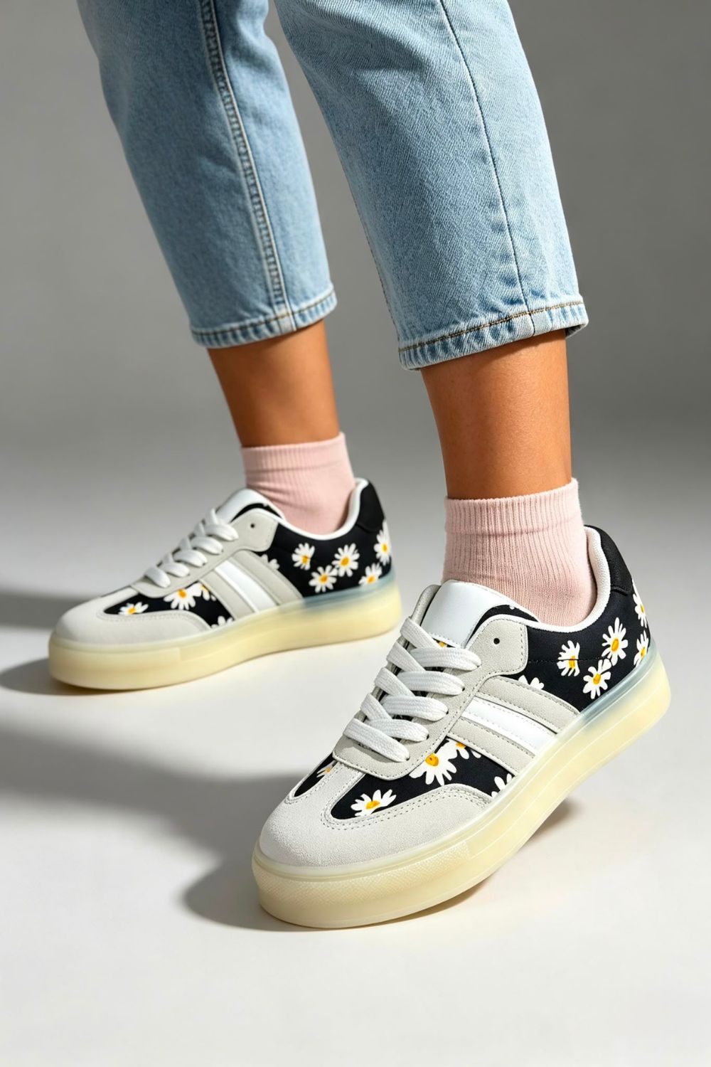 Women's Floral Daisy Print Trainers In Black