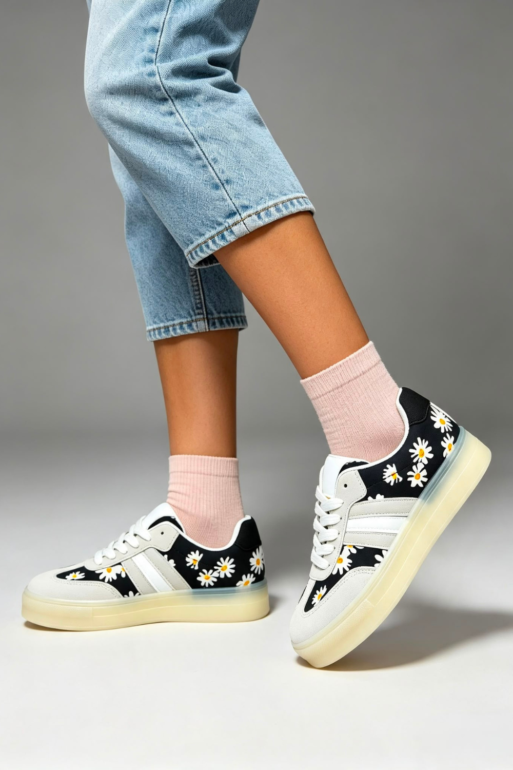 Women's Floral Daisy Print Trainers In Black