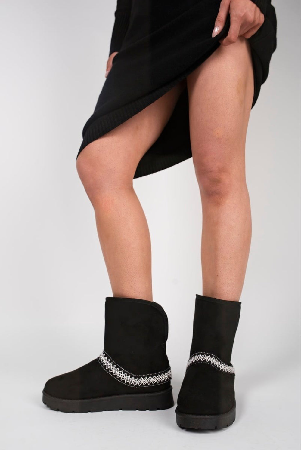 BLACK FOLD OVER EMBROIDED AZTEC DETAIL FULLY FUR LINED BOOT (PACK A)
