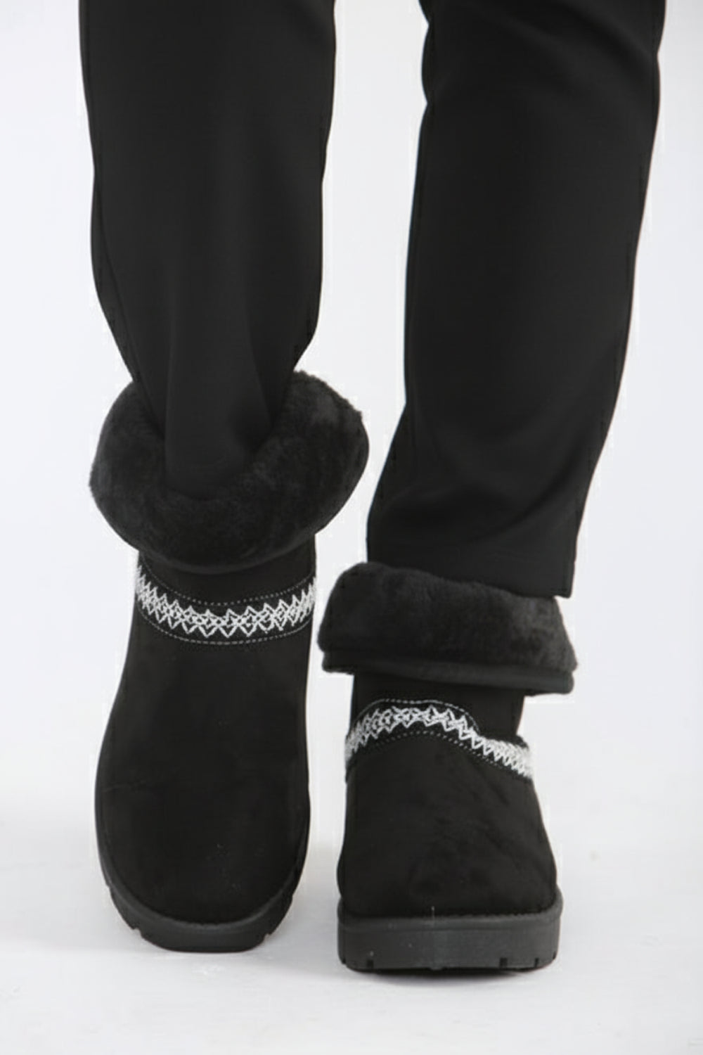 BLACK FOLD OVER EMBROIDED AZTEC DETAIL FULLY FUR LINED BOOT (PACK A)