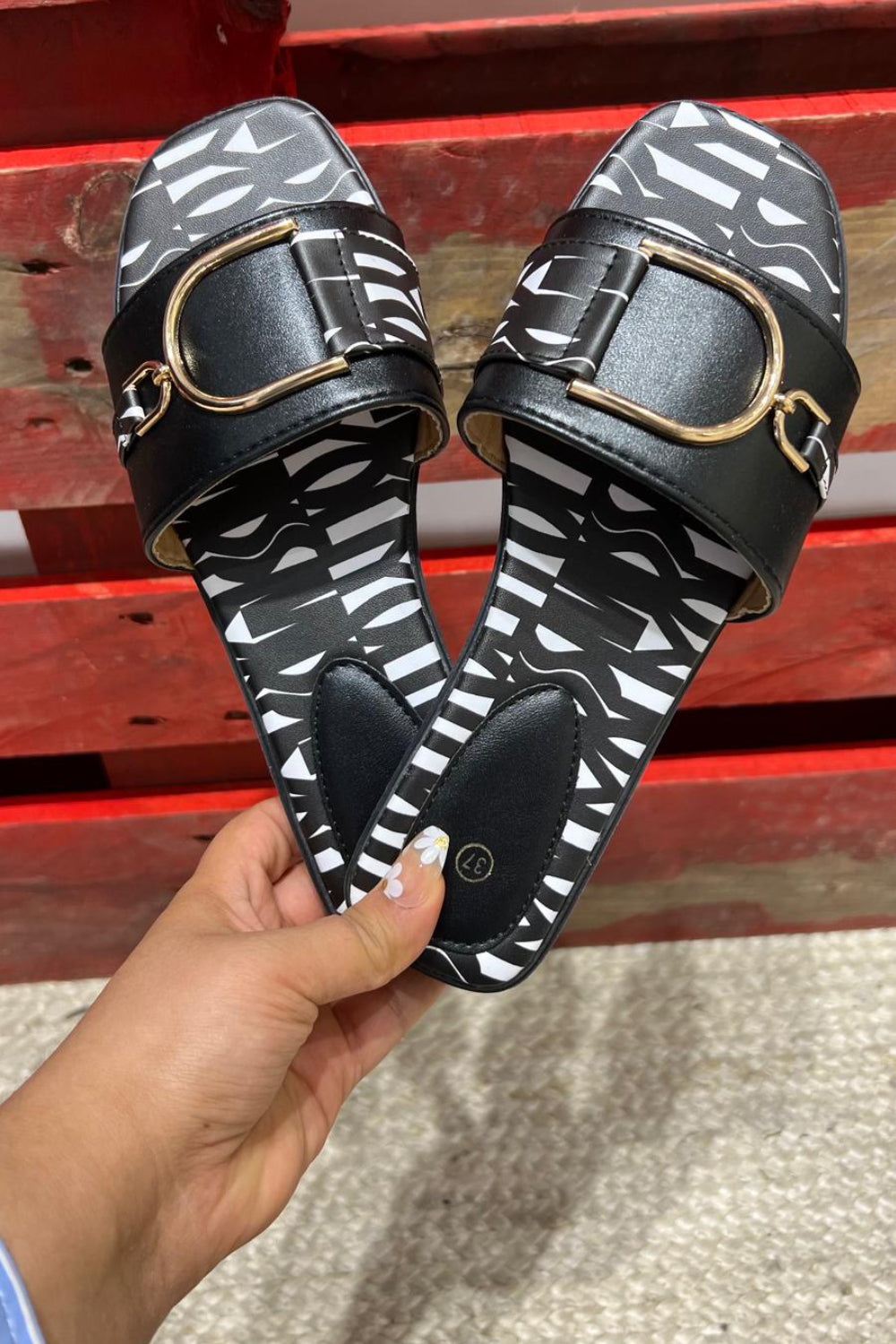 BLACK FLATS METAL DETAILED BUCKLED SLIDER SANDALS
