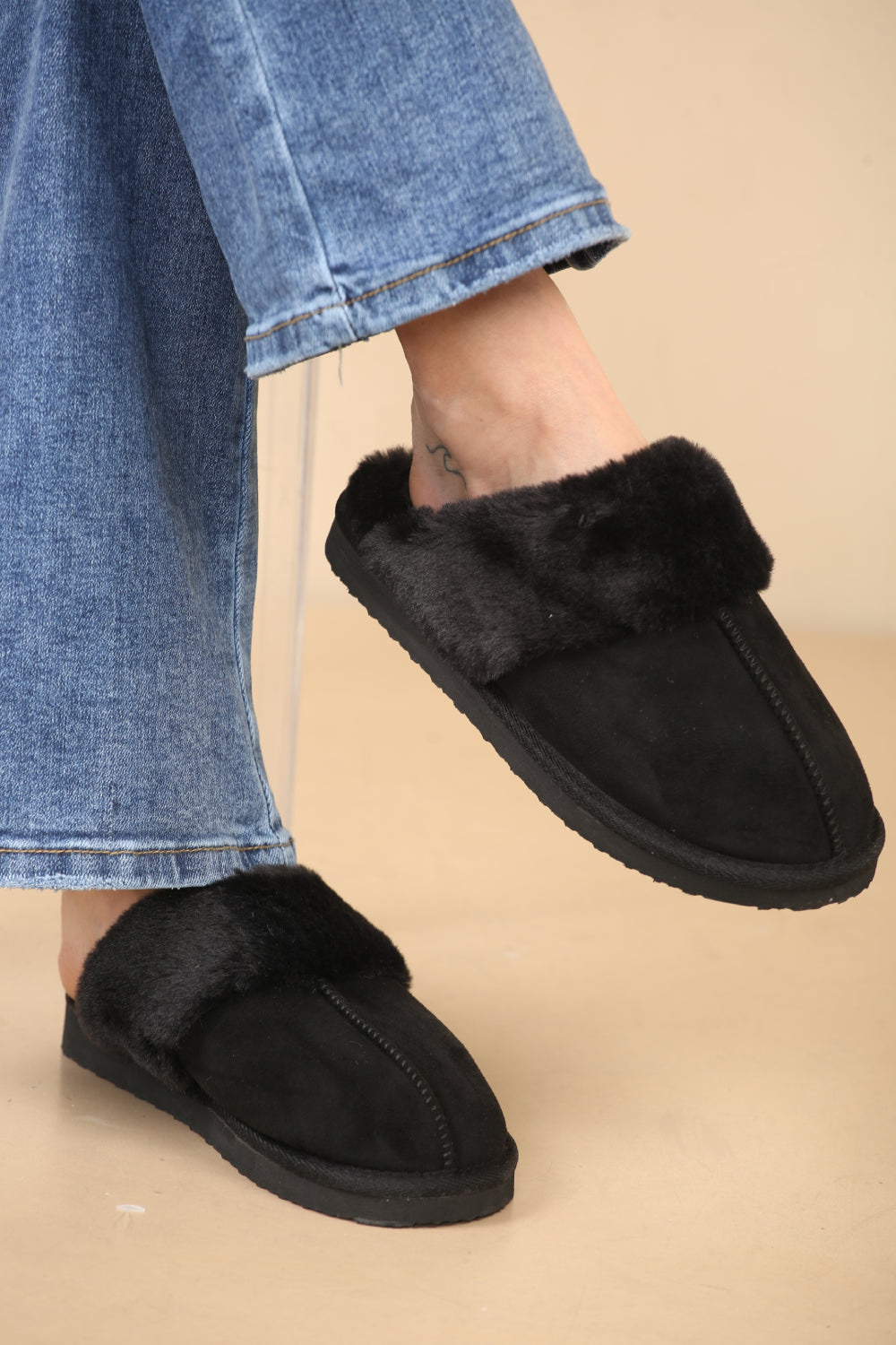 WOMENS WARM BLACK SUEDE SNUG FAUX FUR SLIPPERS