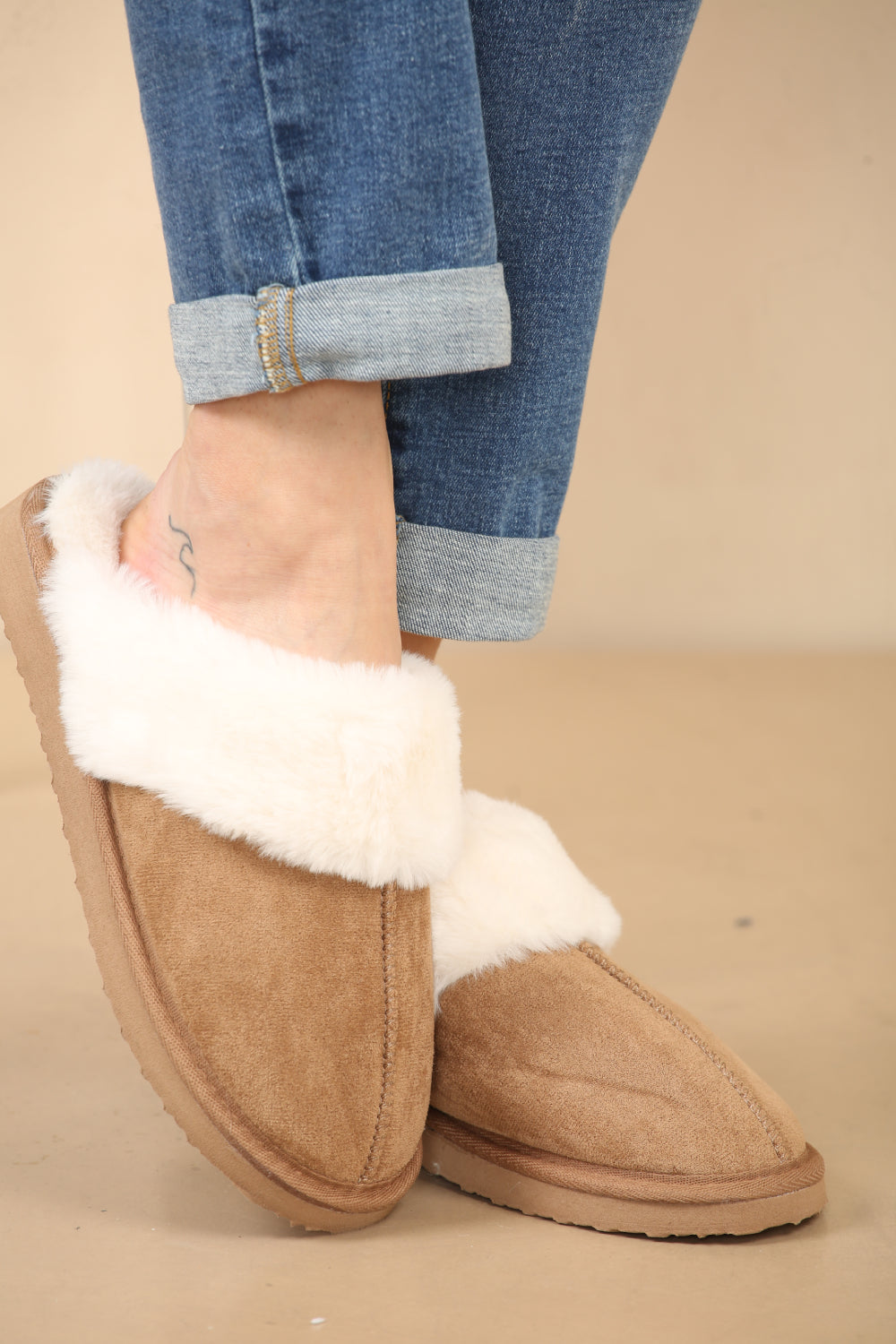 WOMENS WARM CAMEL SUEDE SNUG FAUX FUR SLIPPERS