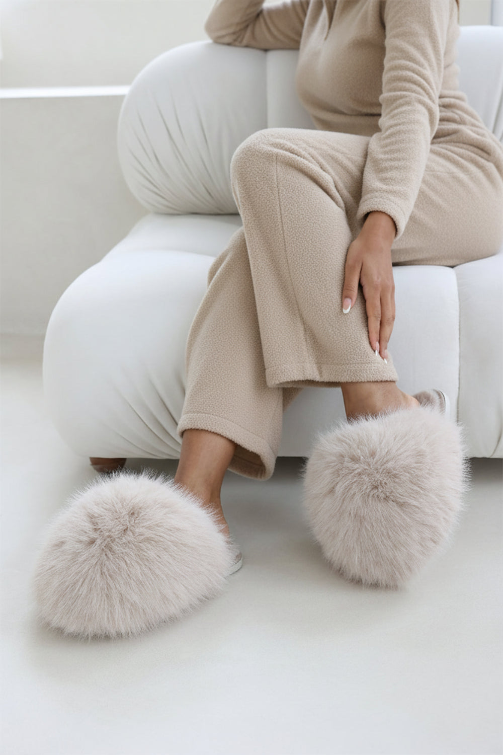 BEIGE EXTREME OVERSIZED FAUX FUR FLUFFY SLIPPERS (12 PAIRS)