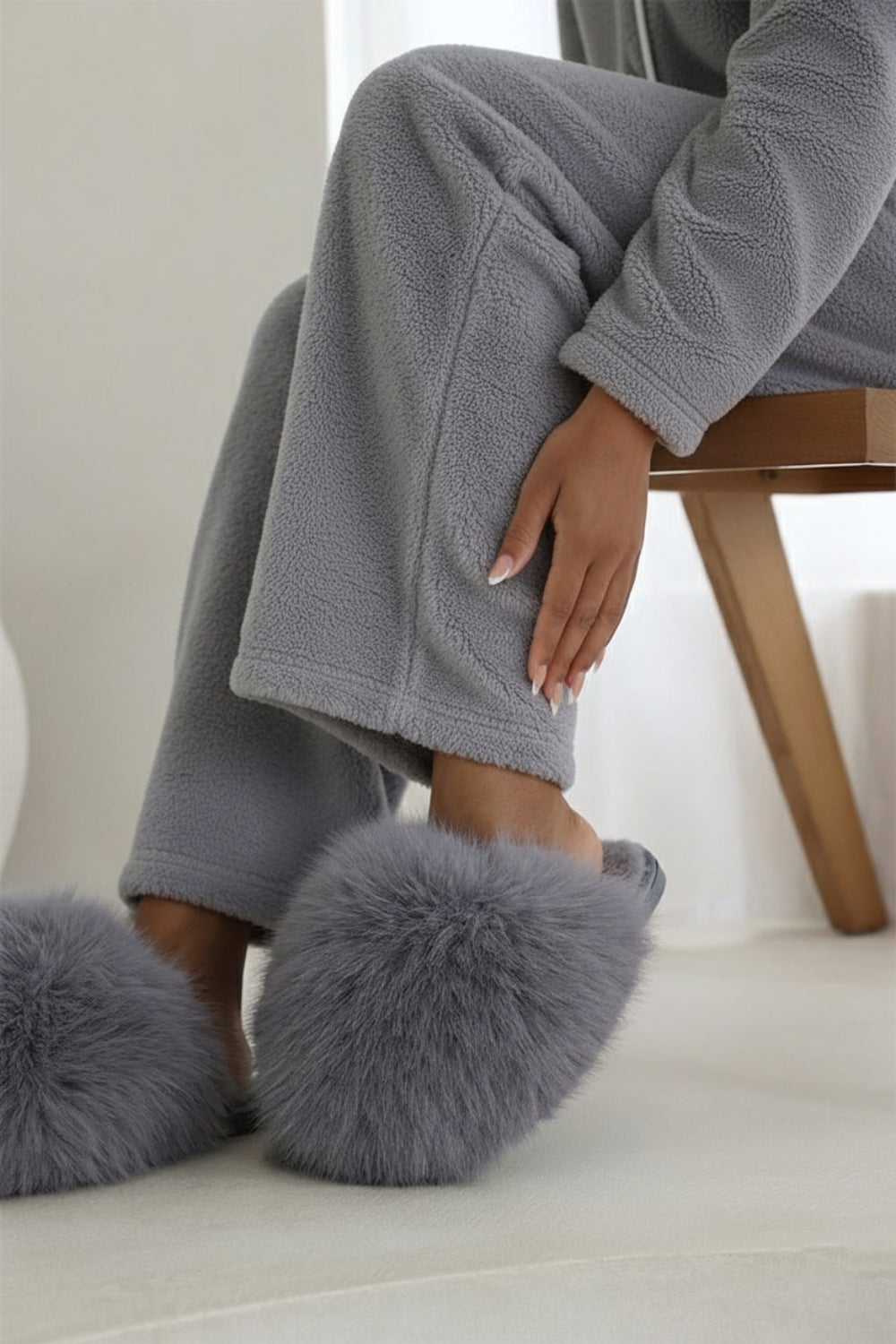 GREY EXTREME OVERSIZED FAUX FUR FLUFFY SLIPPERS (12 PAIRS)