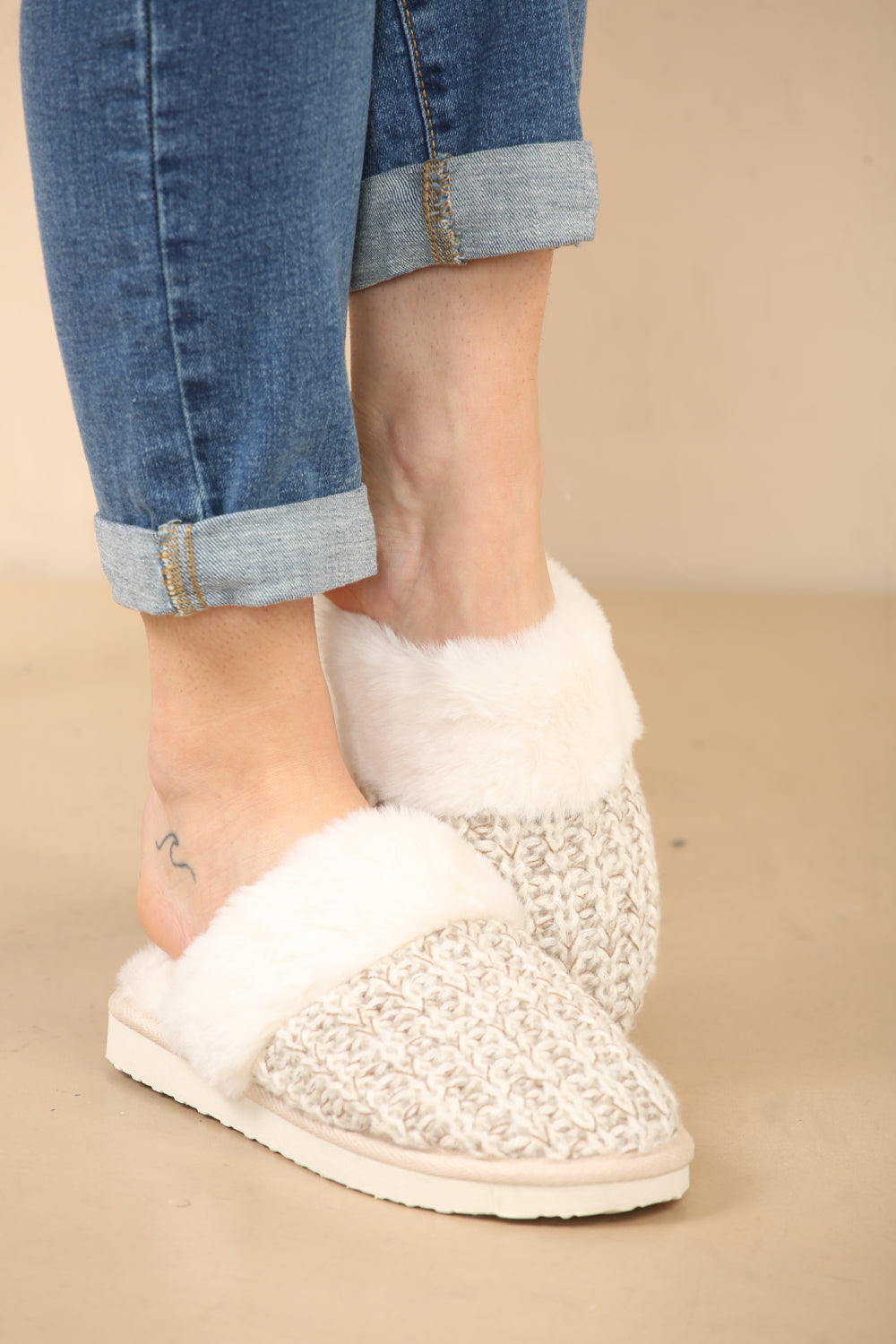 WOMENS KNITTED WHITE/BEIGE SNUG FAUX FUR SLIPPERS