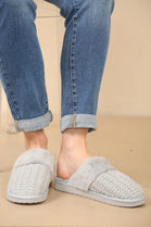 WOMENS KNITTED LIGHT GREY SNUG FAUX FUR SLIPPERS