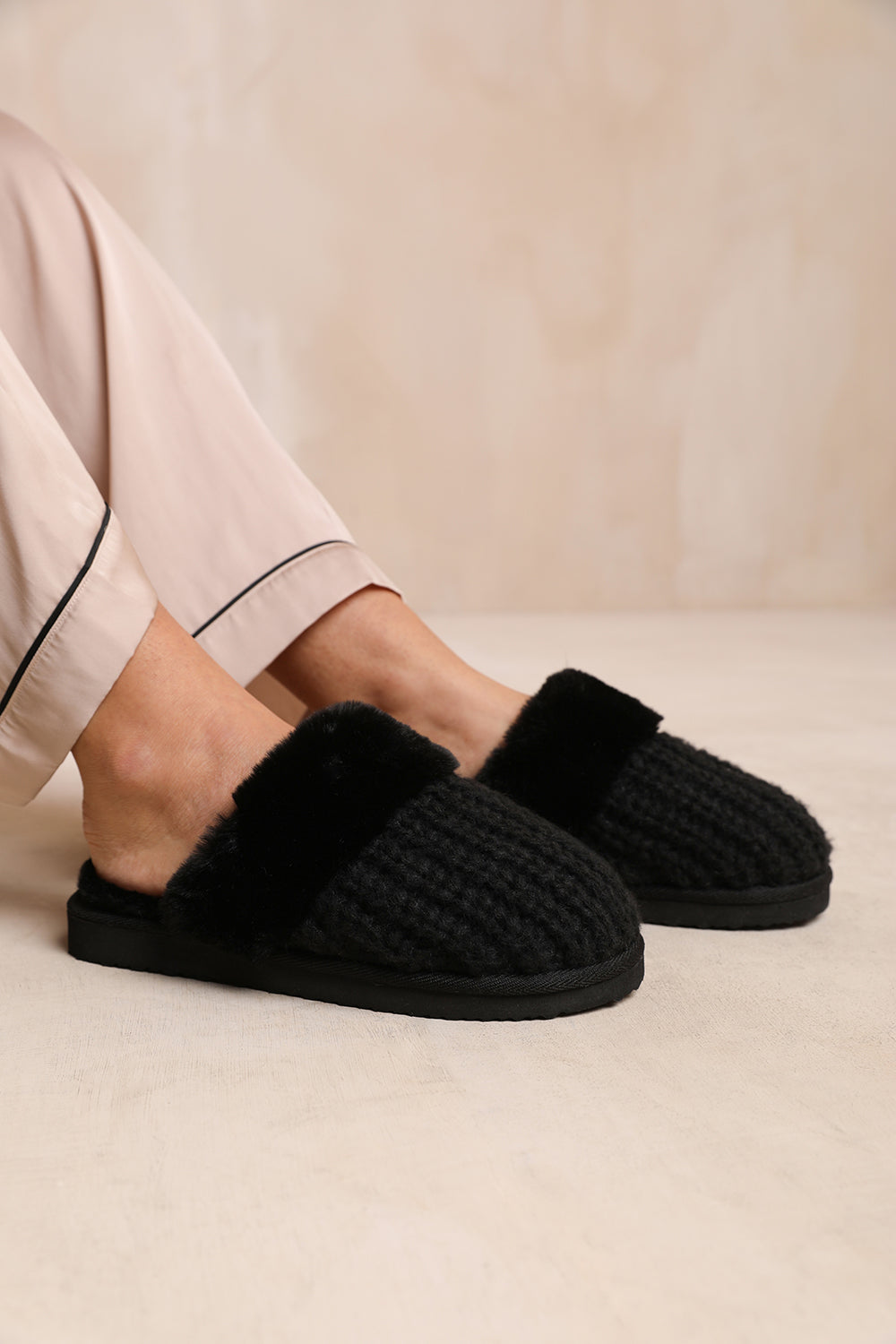 WOMENS KNITTED BLACK SNUG FAUX FUR SLIPPERS