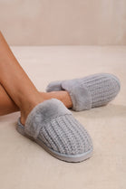 WOMENS KNITTED LIGHT GREY SNUG FAUX FUR SLIPPERS