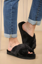 WOMENS CROSSOVER BLACK SNUG FAUX FUR SLIPPERS