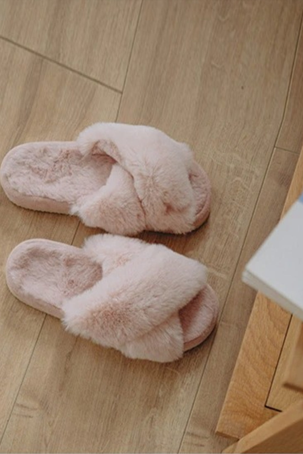 WOMENS CROSSOVER PINK SNUG FAUX FUR SLIPPERS