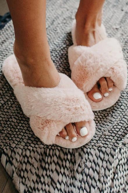 WOMENS CROSSOVER PINK SNUG FAUX FUR SLIPPERS