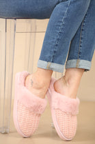 WOMENS KNITTED LIGHT PINK SNUG FAUX FUR SLIPPERS