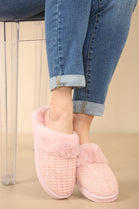 WOMENS KNITTED LIGHT PINK SNUG FAUX FUR SLIPPERS