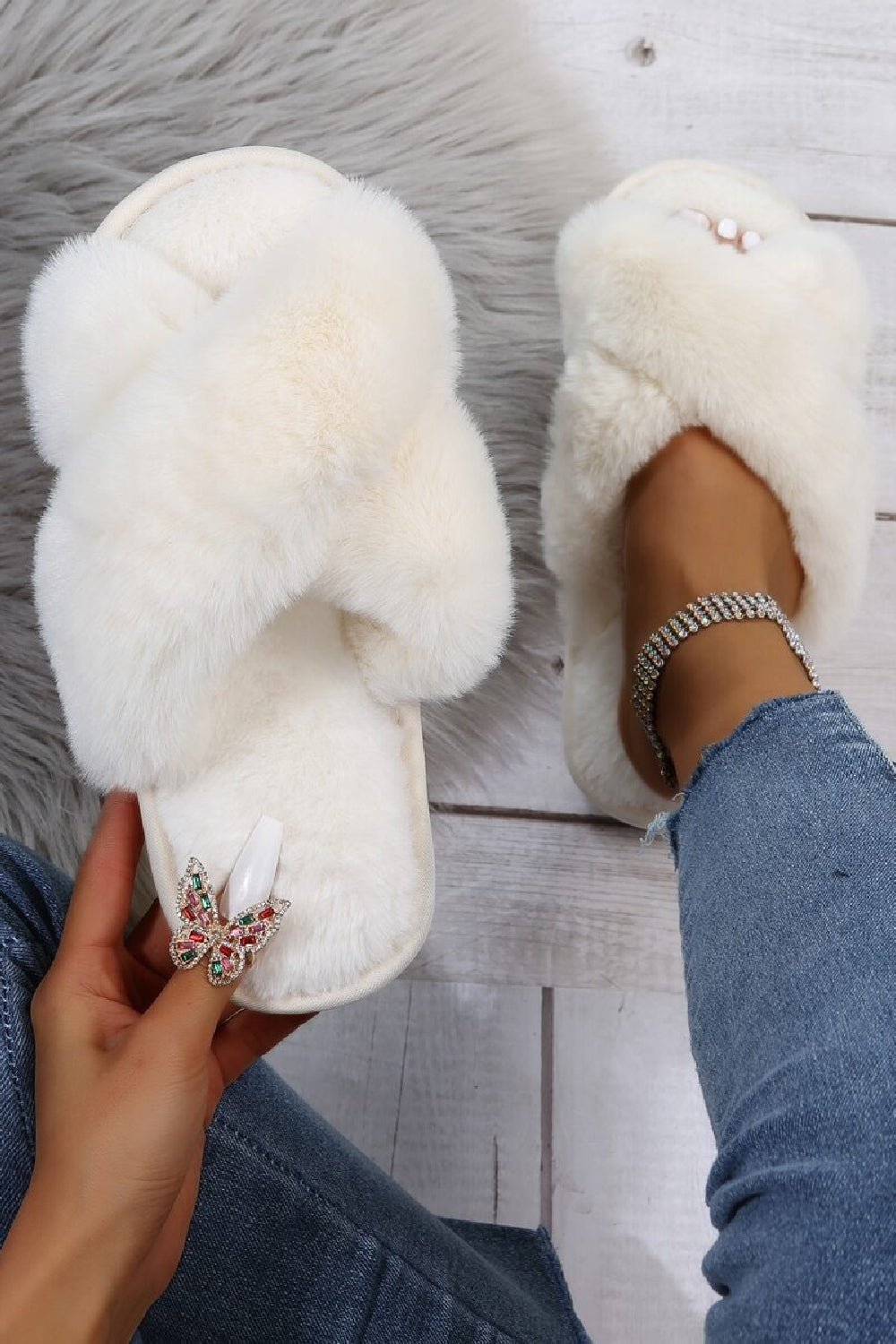 WOMENS CROSSOVER OFF WHITE SNUG FAUX FUR SLIPPERS