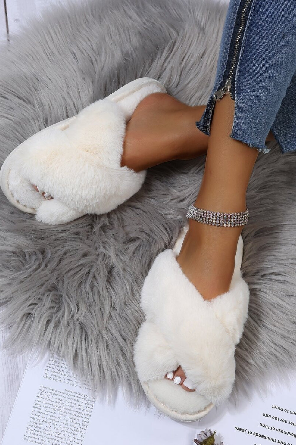 WOMENS CROSSOVER OFF WHITE SNUG FAUX FUR SLIPPERS