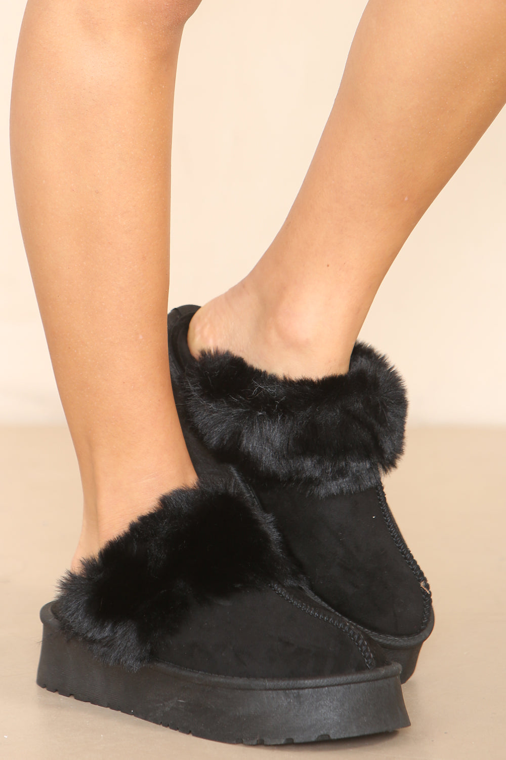 Faux fur slippers - Black - Ladies | H&M IN