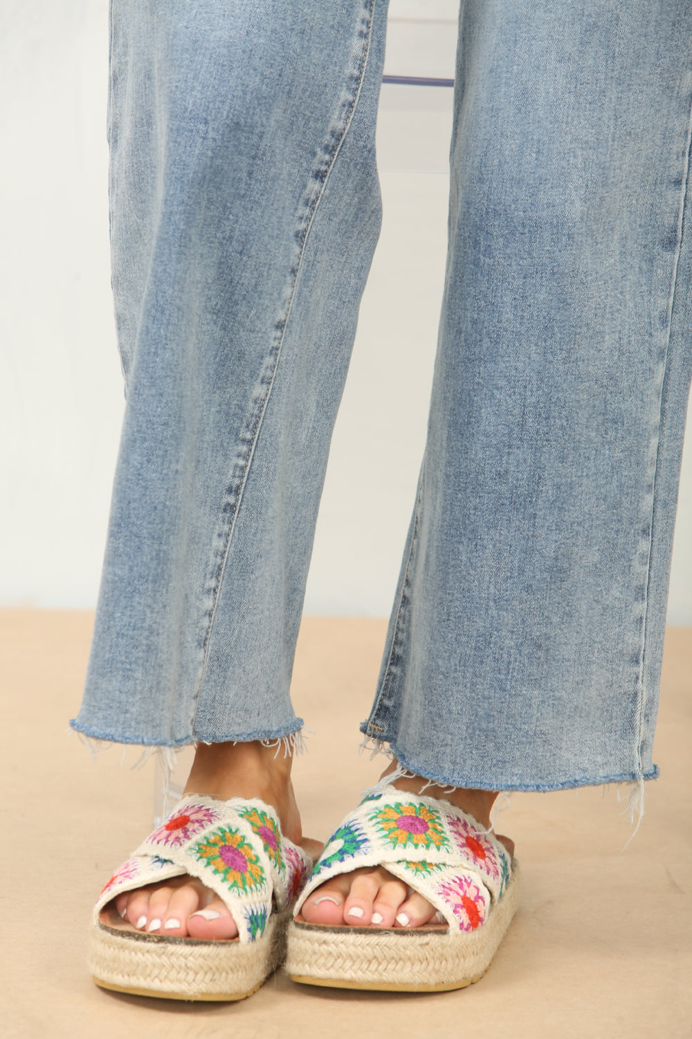 WHITE CROCHET DETAIL CROSS STRAP PRINTED SANDALS