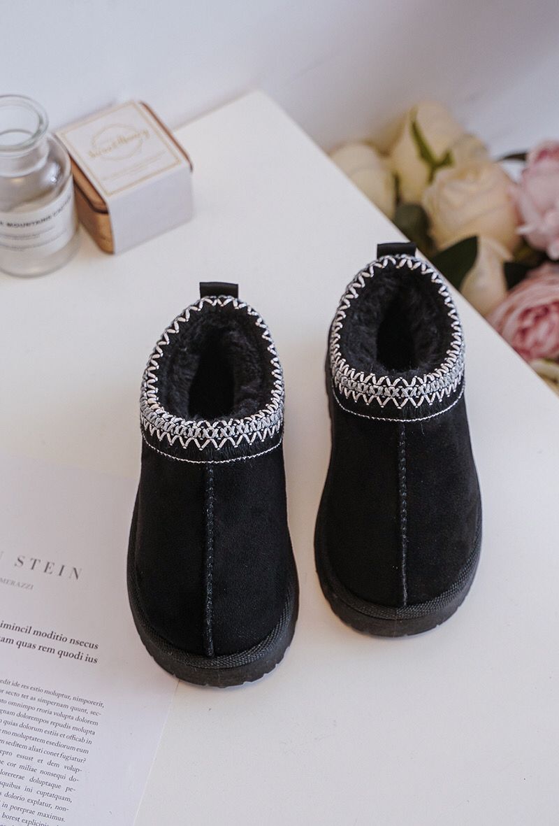 KIDS EMBROIDERY DETAIL FAUX FUR LINING SLIPPERS IN BLACK 25-30 SIZES