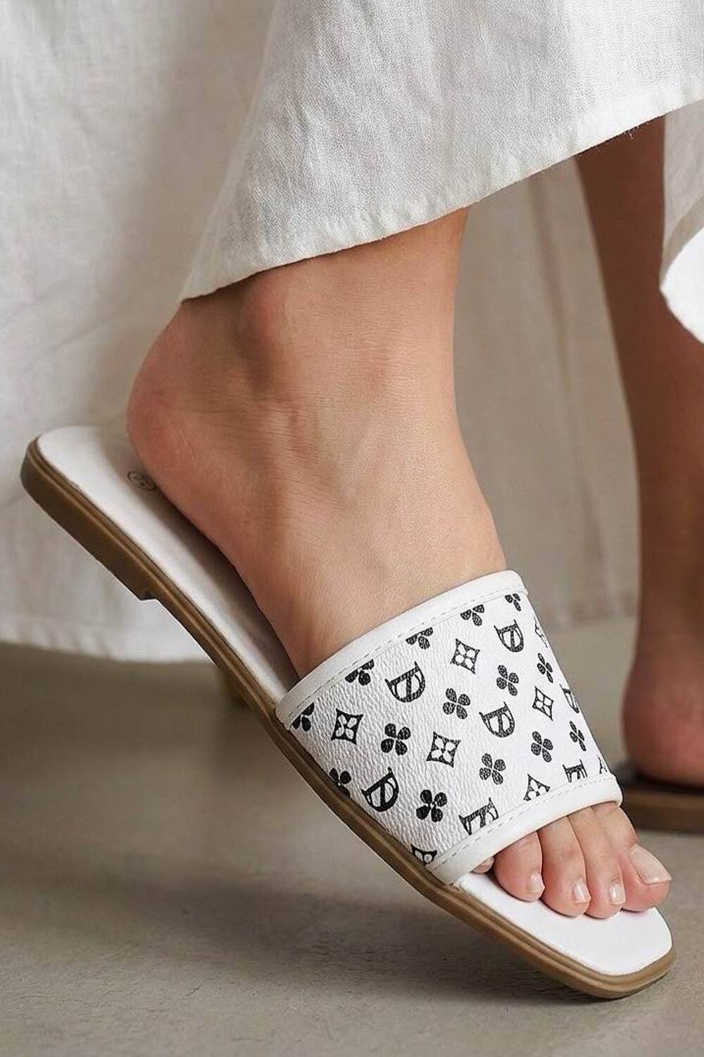 Women's Flat Slide Sandals Comfortable Open Toe Summer Slippers in White