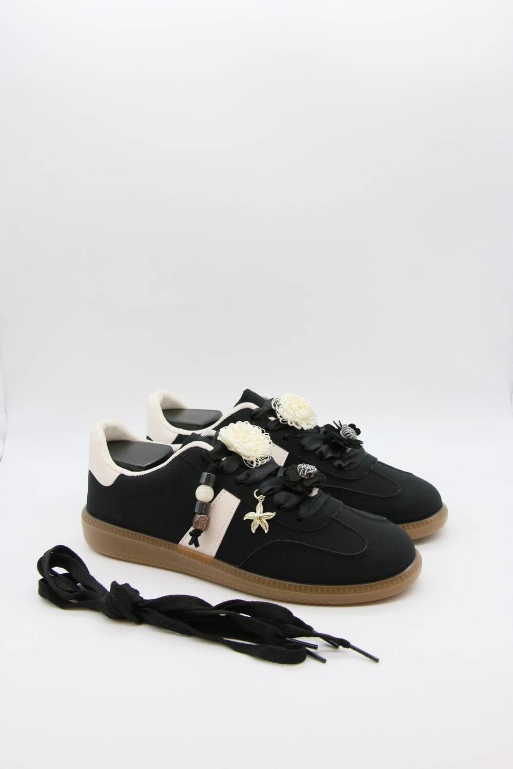 Black Floral Charm Low-Top Sneakers Casual Urban Trainers
