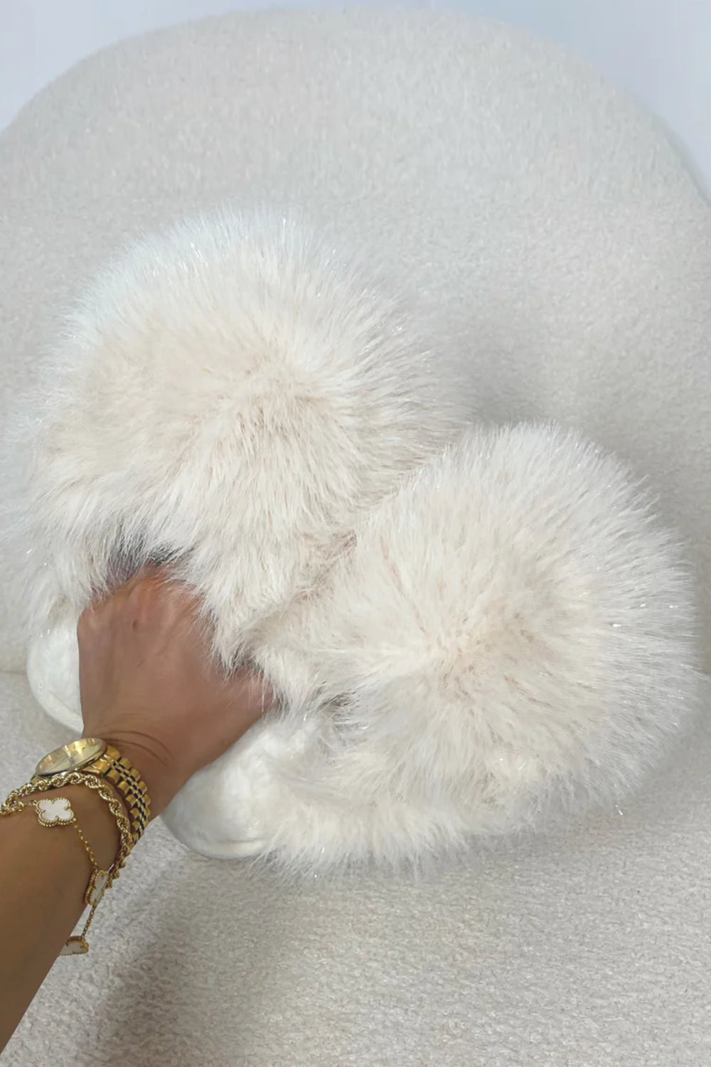 WHITE EXTREME OVERSIZED FAUX FUR FLUFFY SLIPPERS
