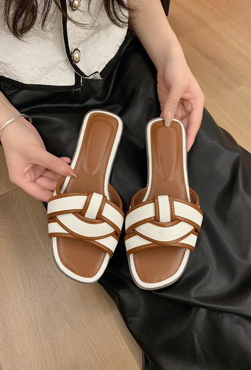 CROSS OVER STRAP FLAT SANDALS IN WHITE