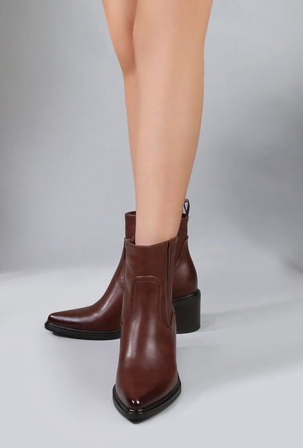 HEELED COWBOY POINTED ANKLE BOOTS IN CAMEL